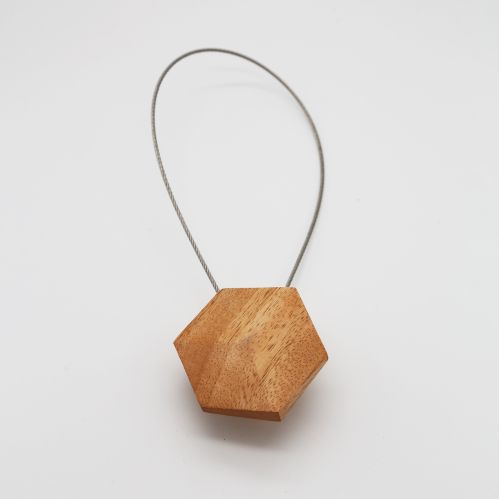 Embrasse à rideaux aimantée bois Iro - V. Créations