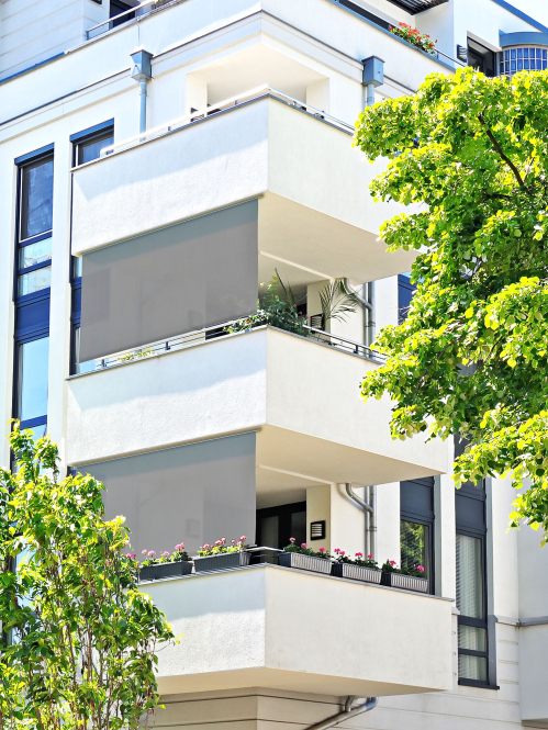 Store Enrouleur Extérieur Gris Houvea sur balcon